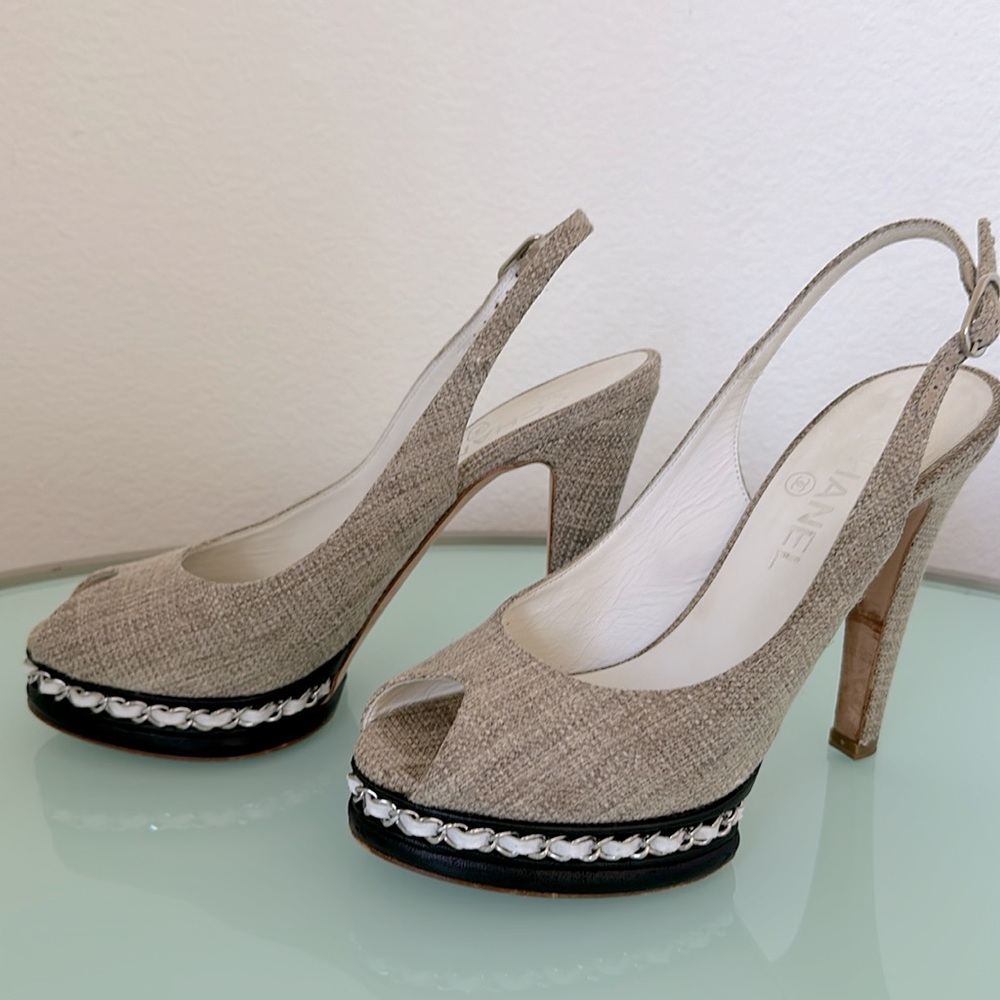 Chanel Designer 38 1/2 Tan Canvas Leather White Chain Platform Shoes 4.5 “ Heel - Picture 3 of 12
